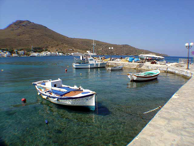 KATAPOLA - <b>Kato Lakkos</b> - is a medieval cistern, which supplied the population with water and whose initial use corresponded with the first organized habitation of Hora in the early Byzantine era. 
<br>
<br>
Today's cavy form, was taken during the Venetian