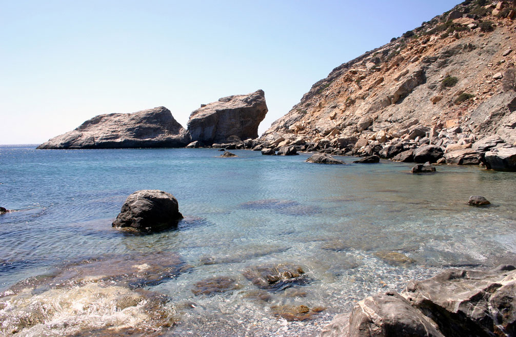 Ammoudi beach -  by Petit Breton